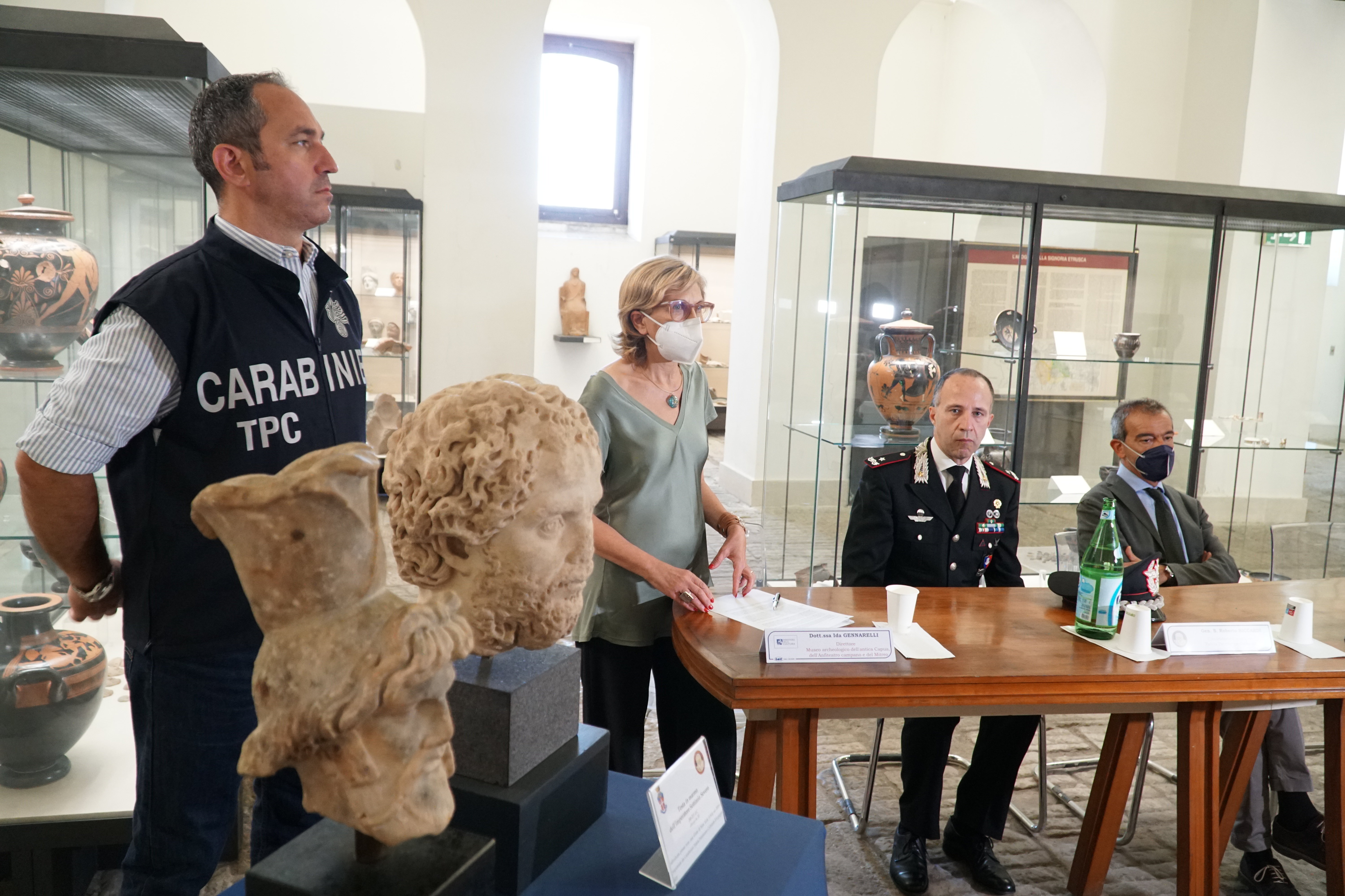 Rientro al Museo archeologico dell’antica Capua di due sculture in marmo raffiguranti la testa in marmo dell’imperatore “Settimio Severo” e la testa in marmo di Dioniso barbato con kalathos sul capo